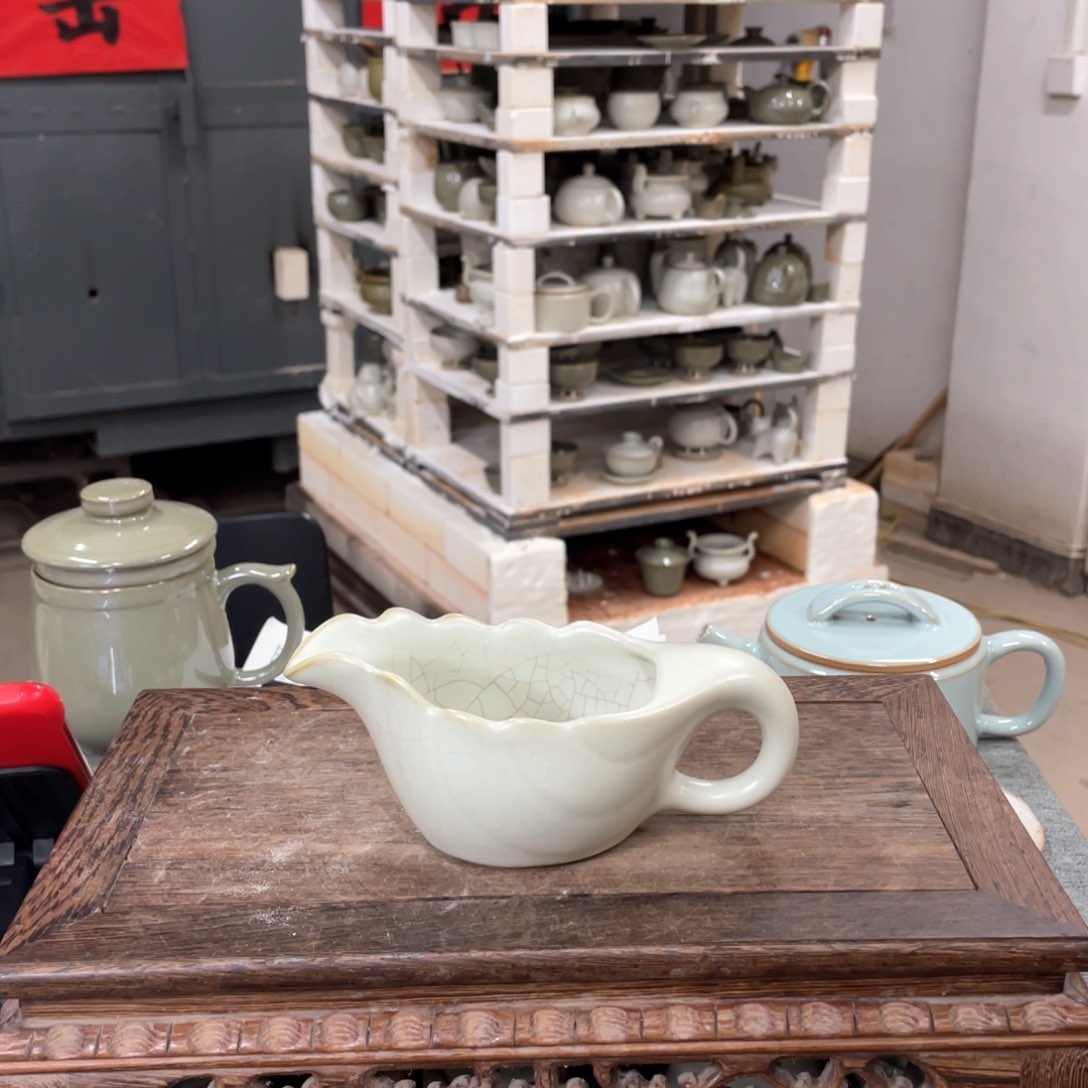 摆件月白釉天鹅公道微瑕