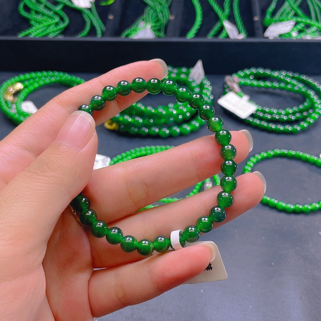 翡翠未镶嵌颈饰     