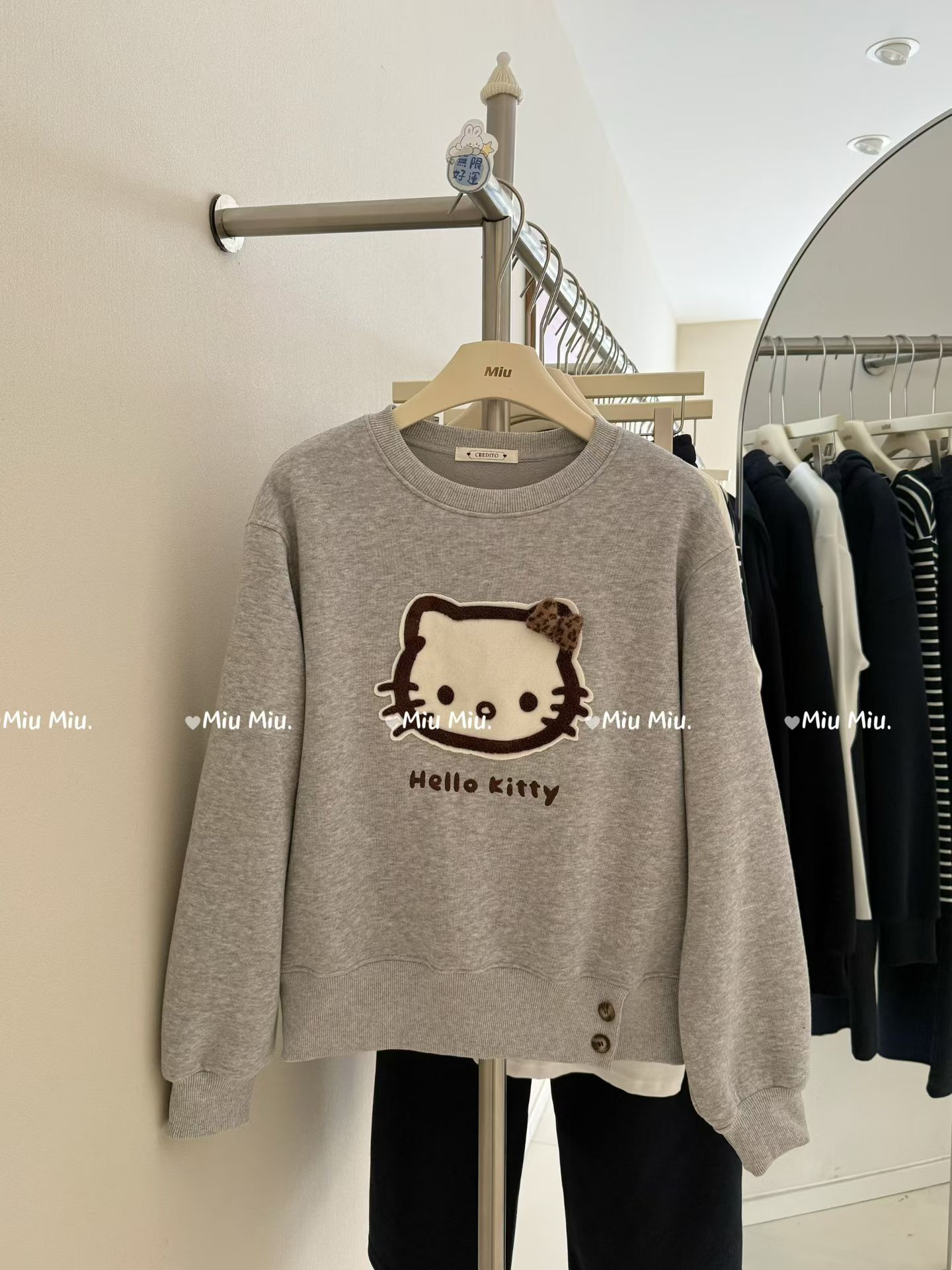 【1952】冬季新款时尚百搭圆领加绒KT贴布刺绣钉扣卫衣