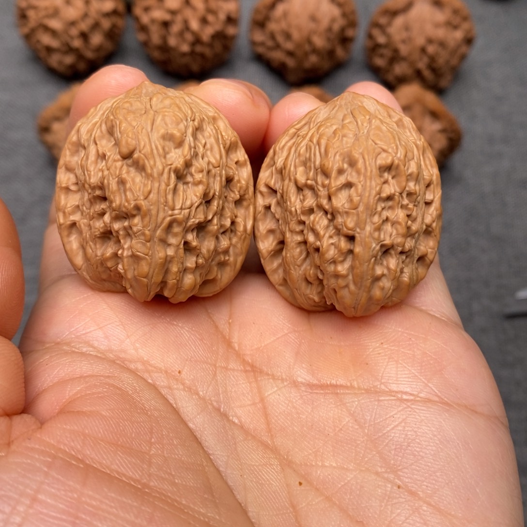 一***顺文玩核桃吊坠绣球