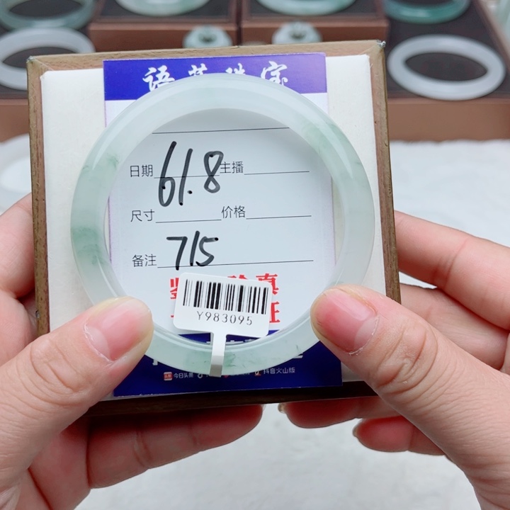 未镶嵌手镯石英质玉