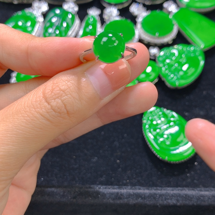 翡翠银S925镶嵌戒指一个