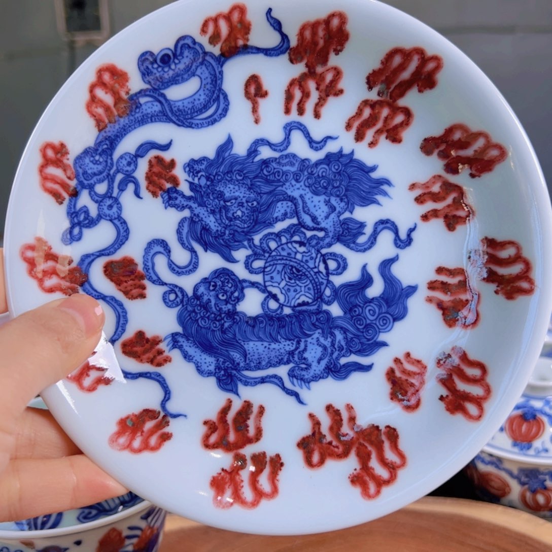 青花釉里红狮子绣球壶承