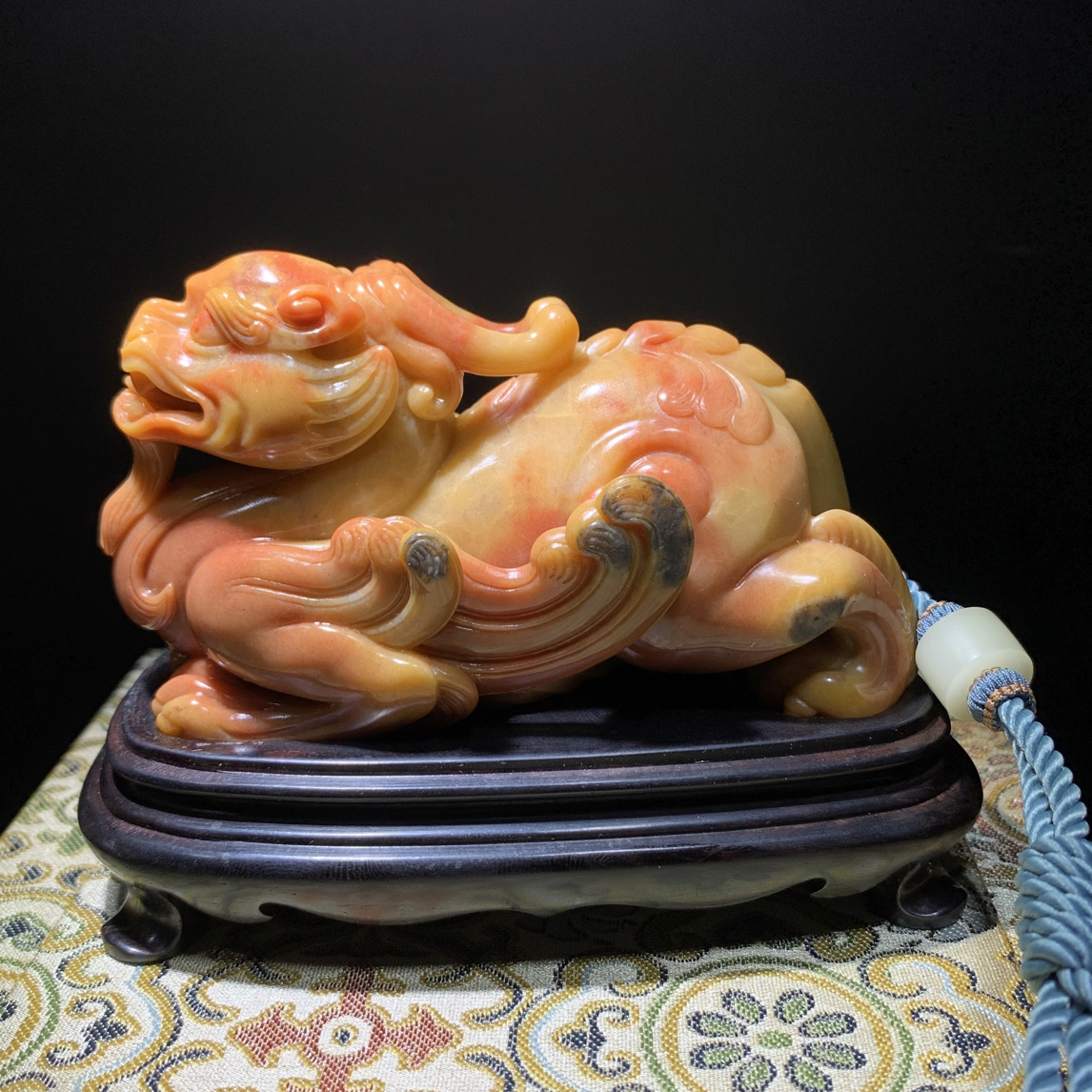 高品质油性寿山金狮峰乌鸦皮牛蛋石·瑞兽呈祥大把件（陈杰作）