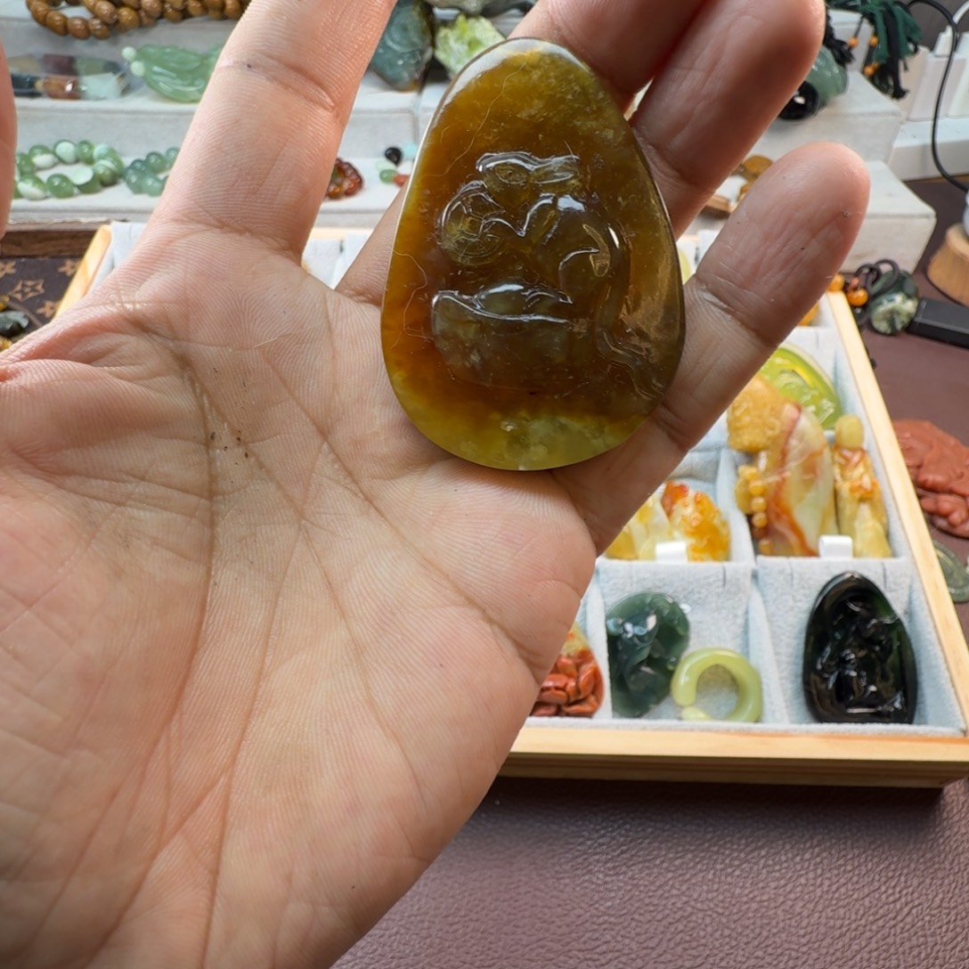 蛇纹石玉未镶嵌颈饰