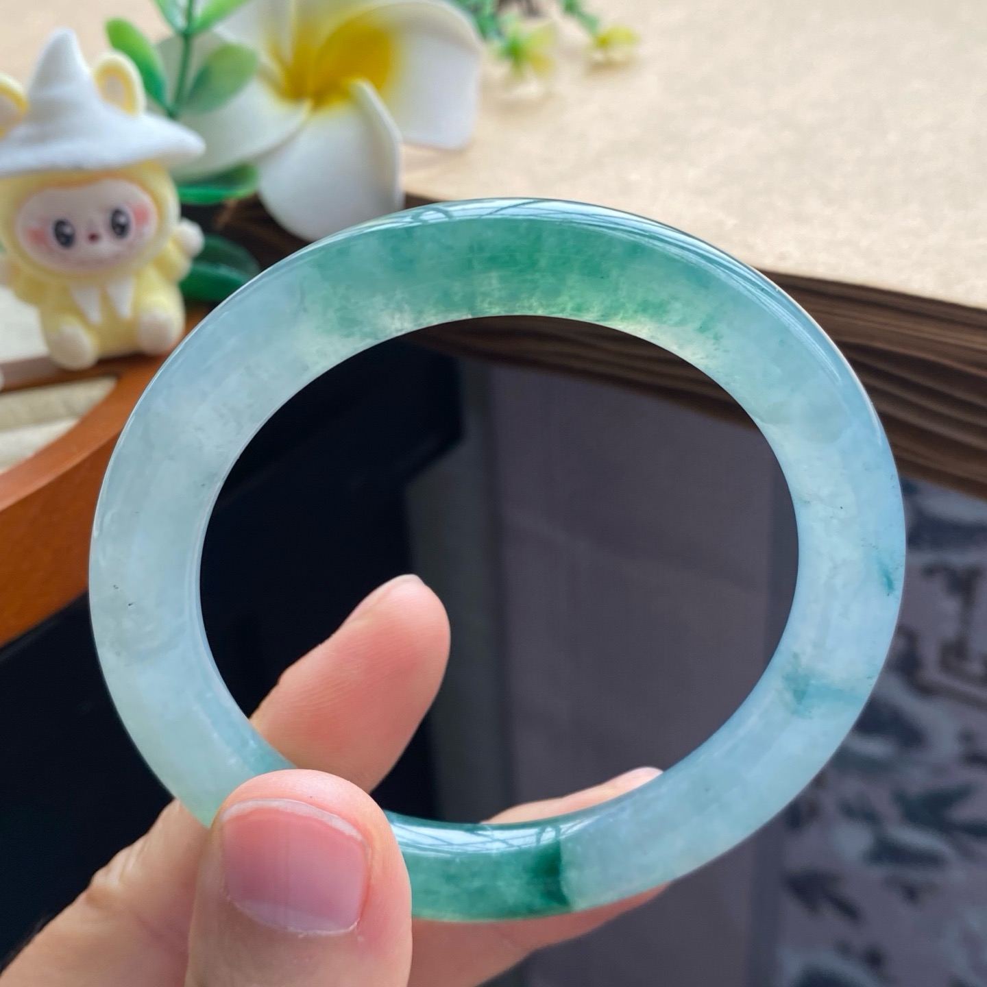 天然翡翠手镯01.05批深翠色飘花镯12720号54.9-8.9-9.1这真的是天