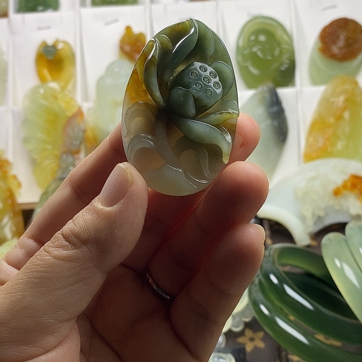蛇纹石玉未镶嵌颈饰