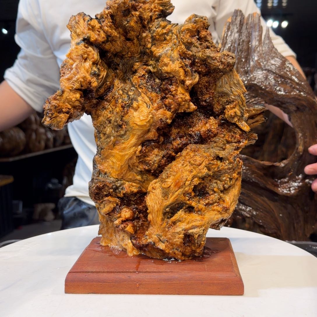 小***合木王一刀琥珀木摆件46