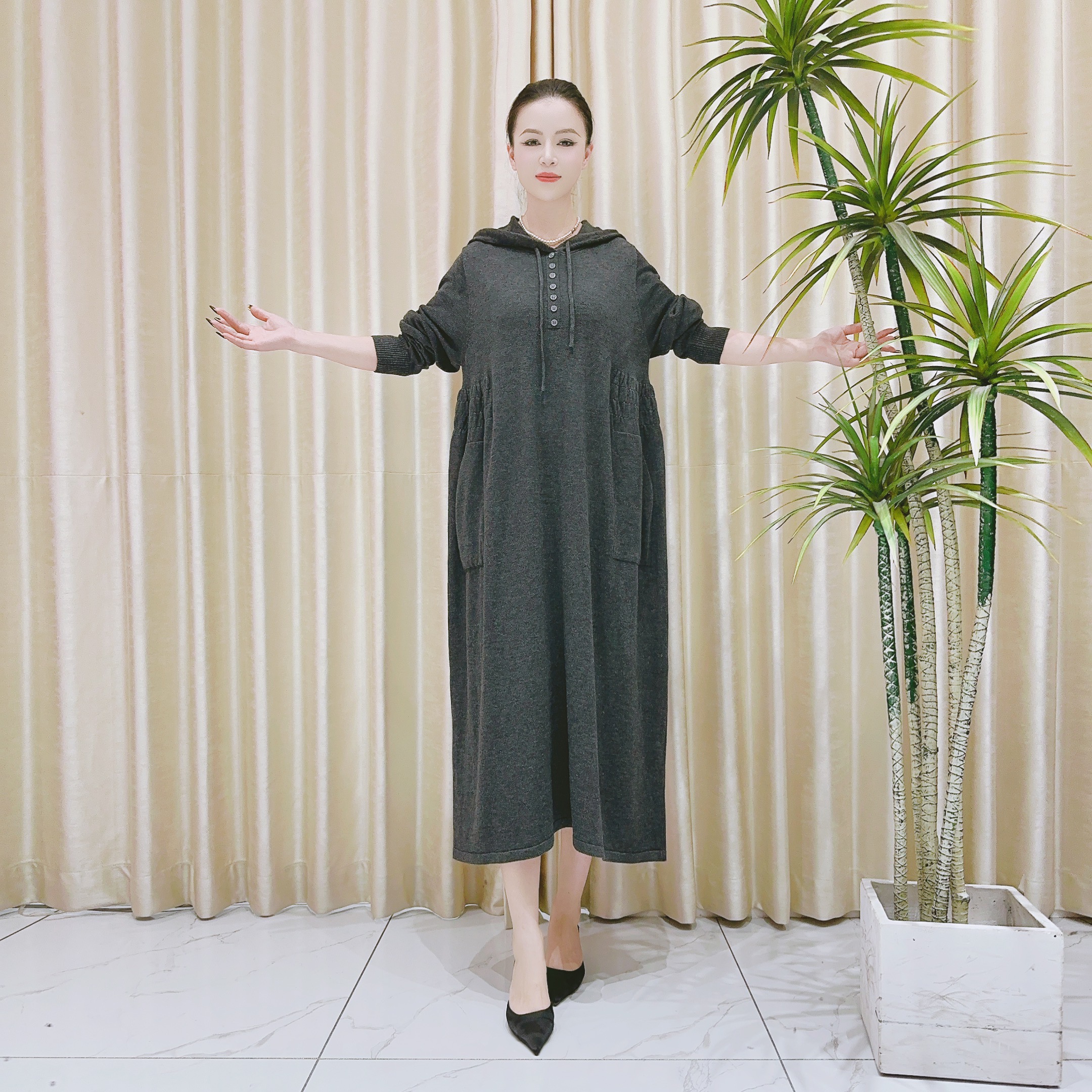 9833灰色领扣设计款羊毛气质秋冬轻奢针织带帽连衣裙时尚复古