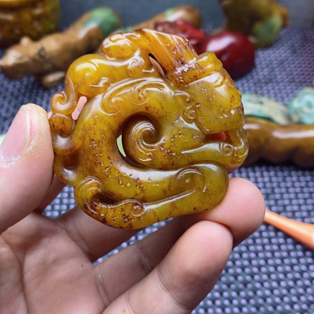 蛇纹石玉颈饰未镶嵌