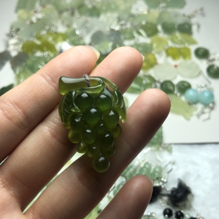 蛇纹石玉颈饰未镶嵌