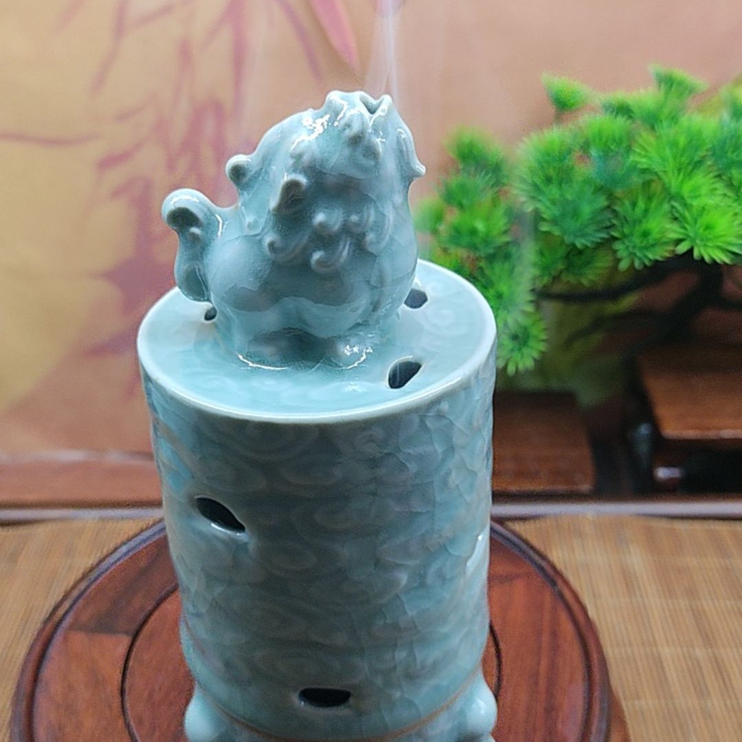 汝瓷祥云防古釉香薰炉，高13.6厘米。宽 6.5，全品无暇