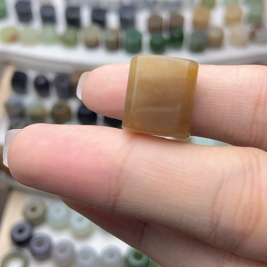 老***七和田玉未镶嵌颈饰买断不退换