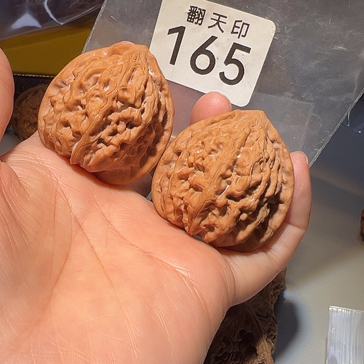 大***李桃核吊坠41金牛……