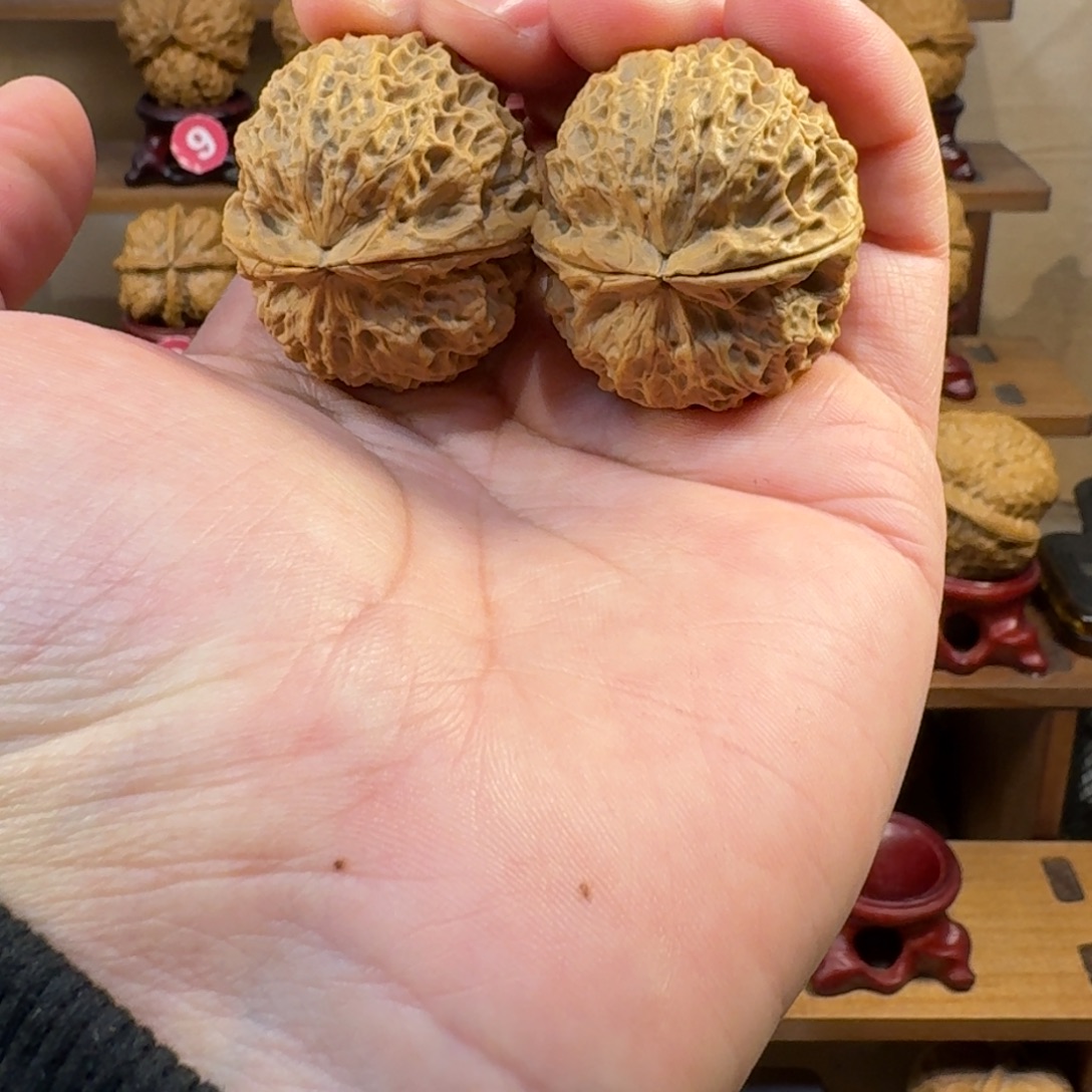 铁核桃把件臻龙铁绣球