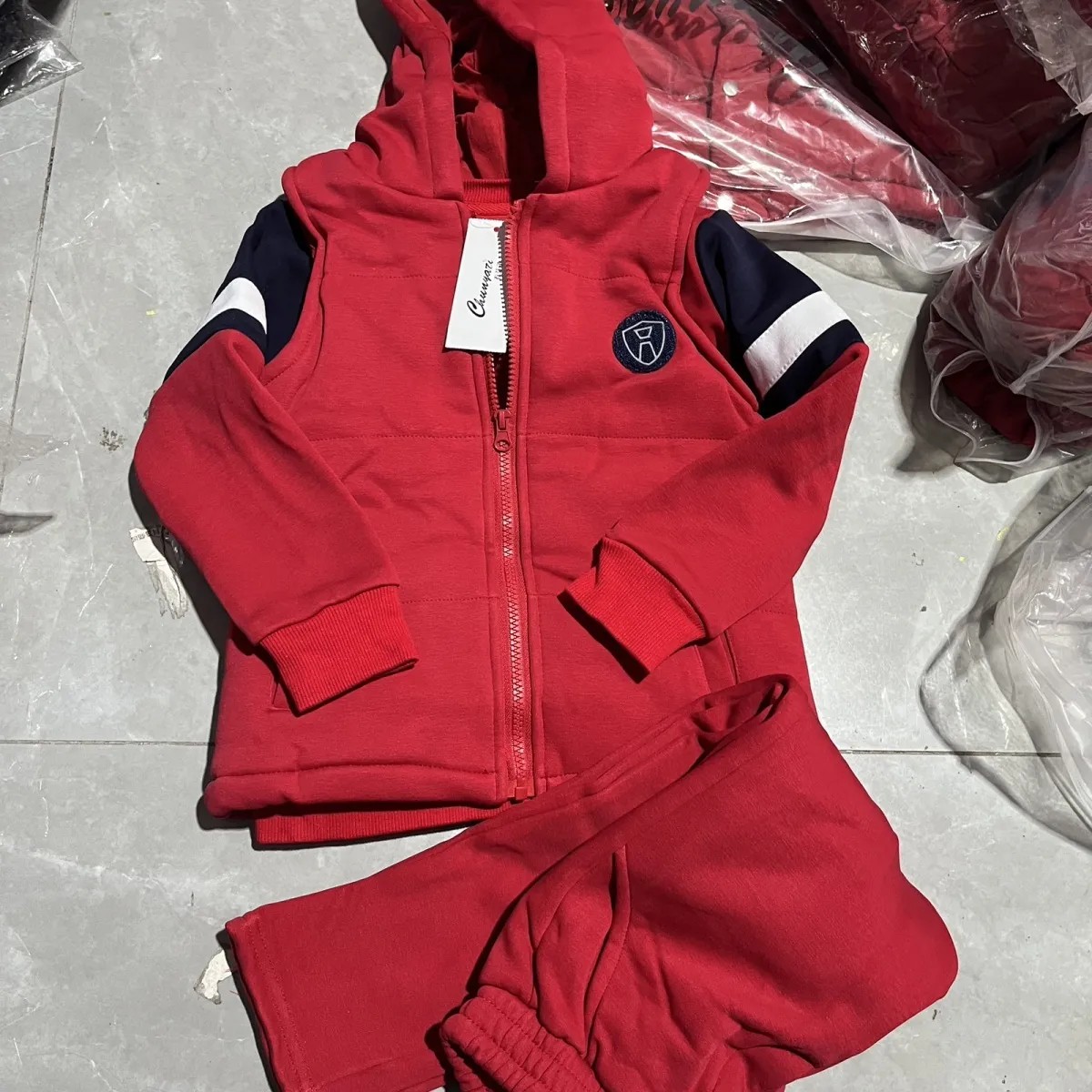 儿童拜年大红色马甲三件套（马甲卫衣一体绒裤子一体绒）