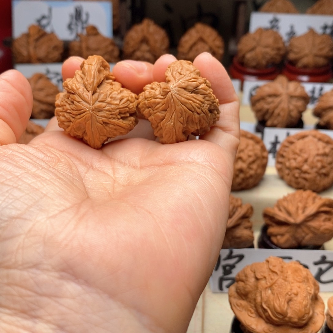 正***旗文玩核桃把件南疆石小犀牛