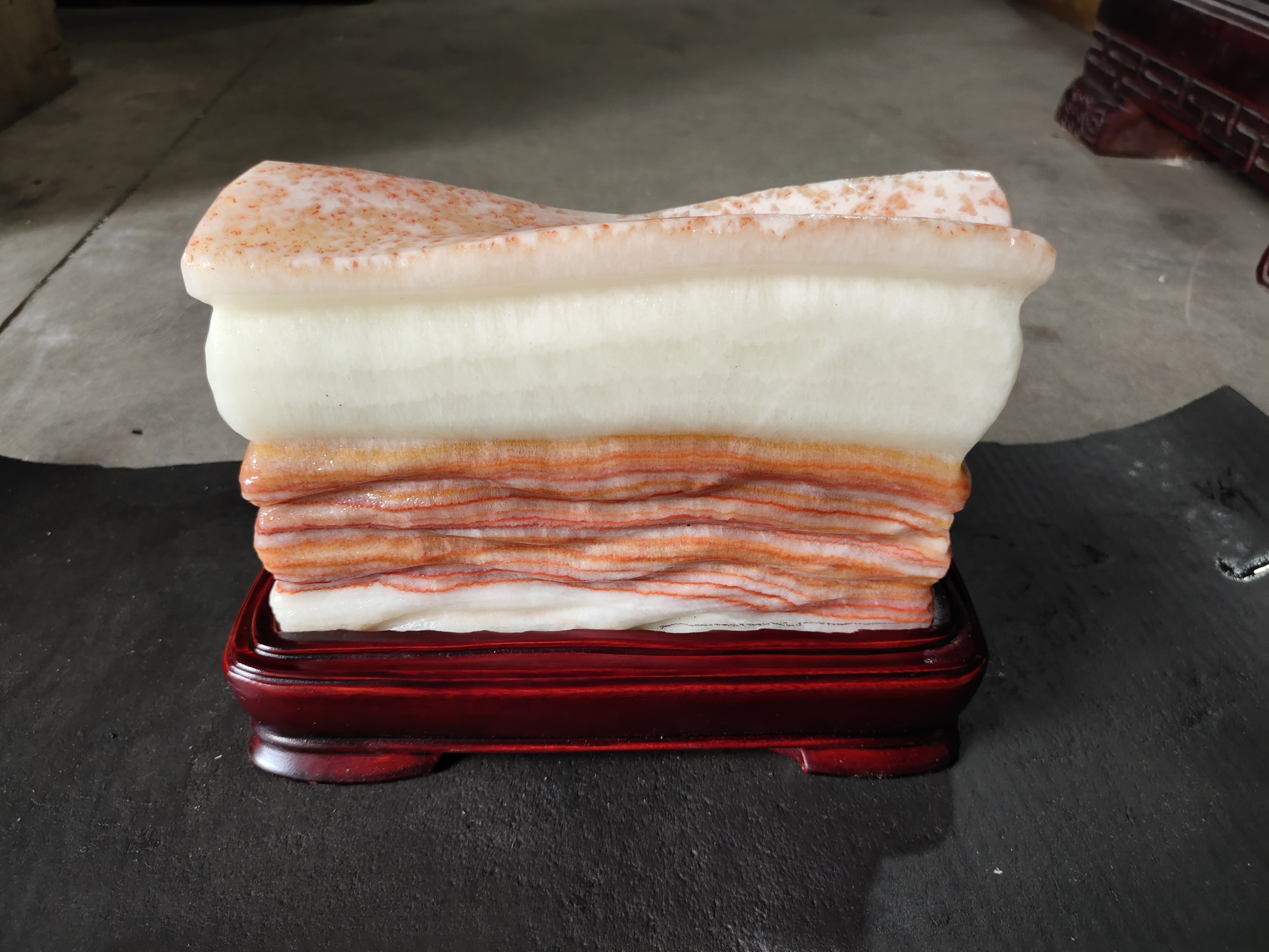 广西天然猪肉石摆件,石头尺寸21*5*13含座长23高17cm.8.3斤