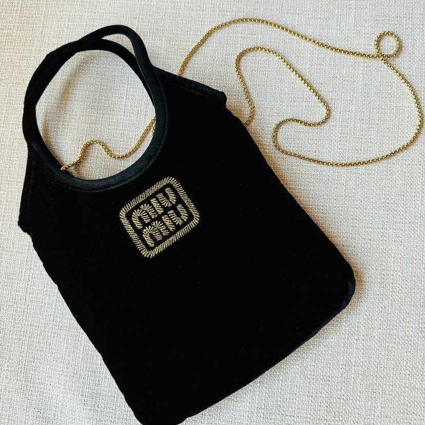 99新 MIU MIU/缪缪 miumiu黑金丝绒包 25090074-04