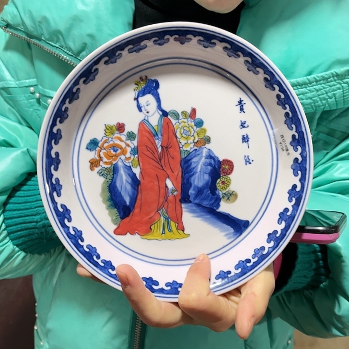 瓷片////////直径19厘米。红。