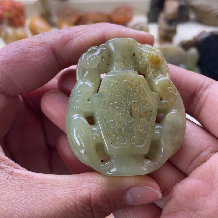 蛇纹石玉颈饰未镶嵌