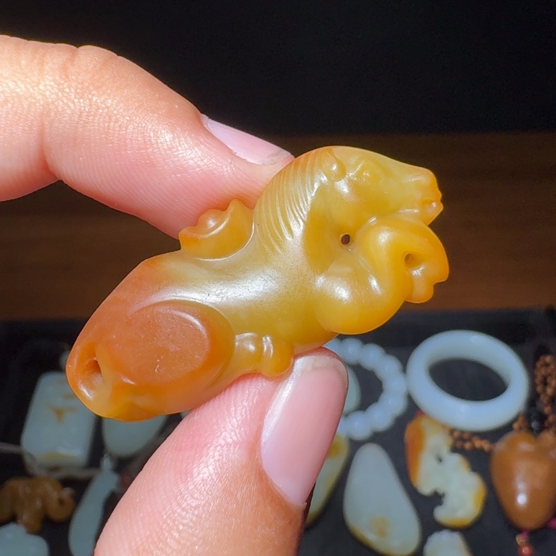 和田玉未镶嵌颈饰渔**—