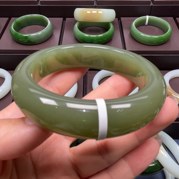 和田玉未镶嵌手镯