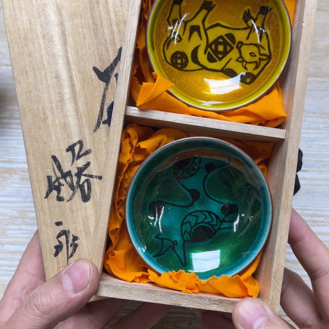 瓷片密密麻麻地排列在一起