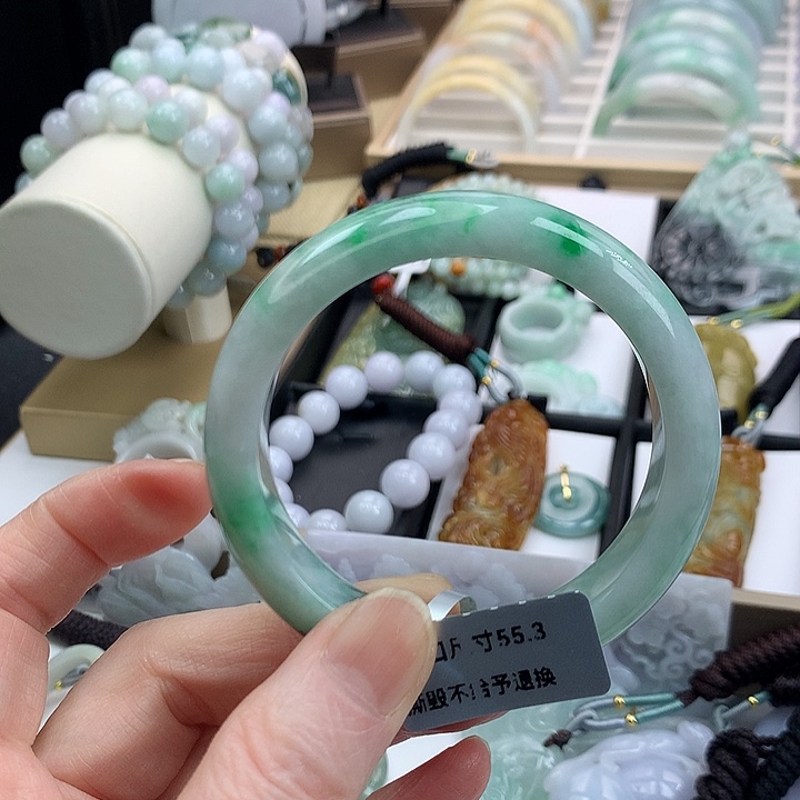 翡翠手镯未镶嵌吊坠