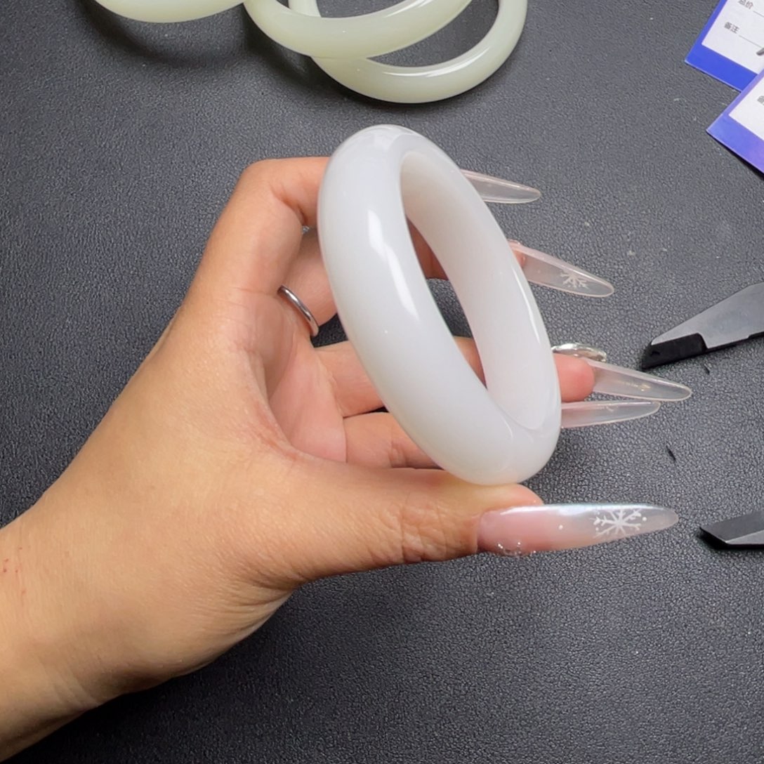 白***花60圈口轮胎羊脂白