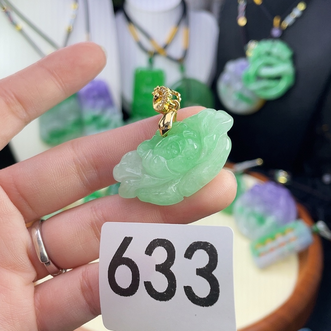 翡翠未镶嵌吊坠(赠链)