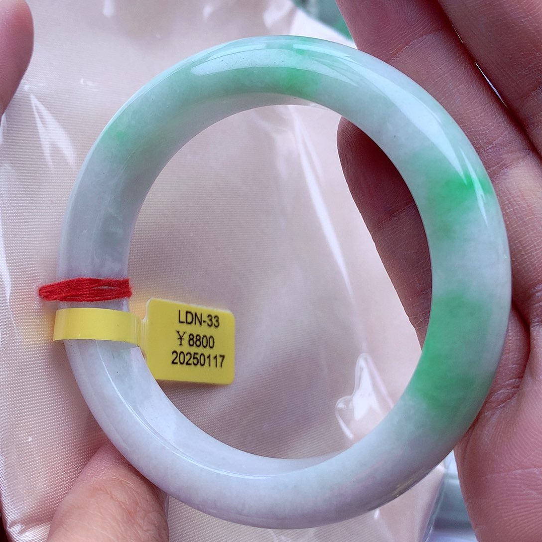 翡翠手镯未镶嵌翡翠