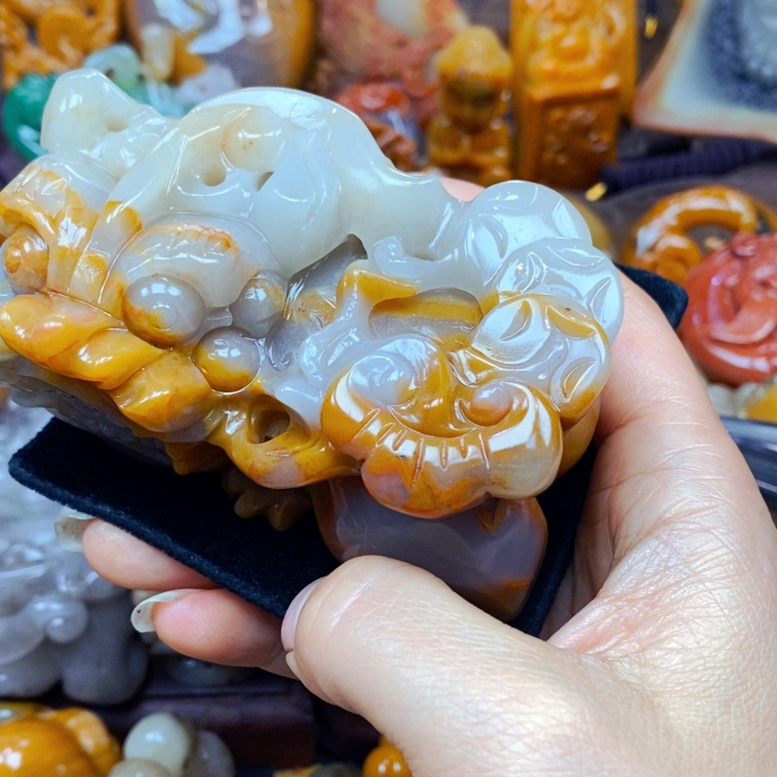 未镶嵌石英质玉（黄龙玉）颈饰