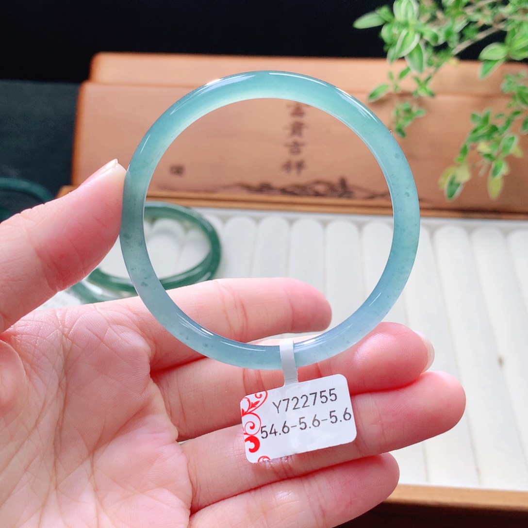 未镶嵌手镯（圆镯）翡翠