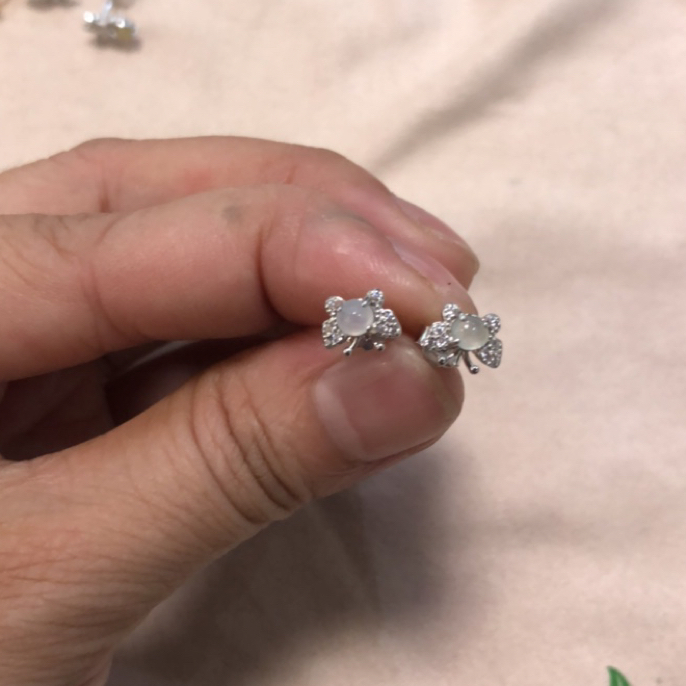 缅甸翡翠玉。S 9 2 5银镶嵌。耳钉