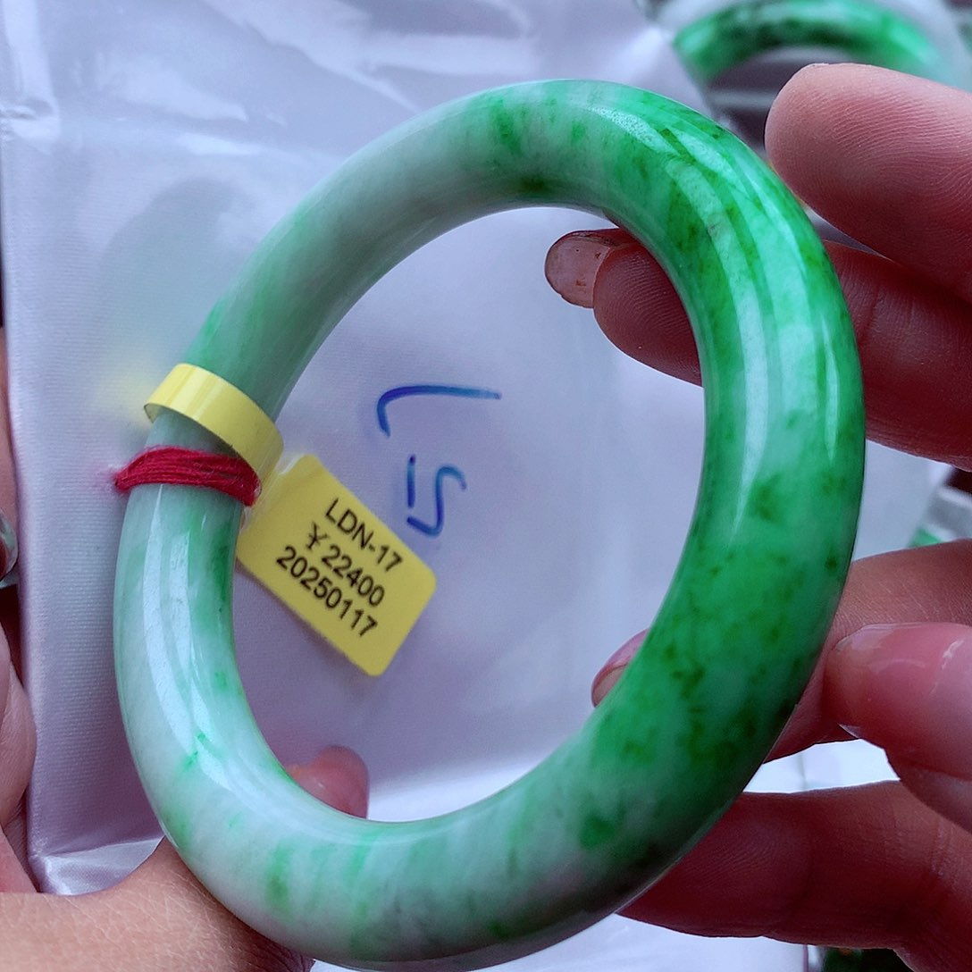 翡翠手镯未镶嵌翡翠