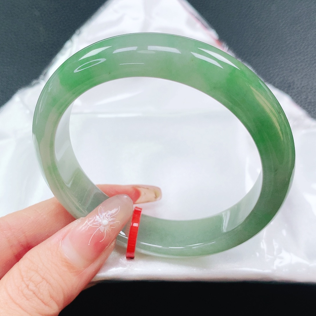 翡翠手镯未镶嵌55圈