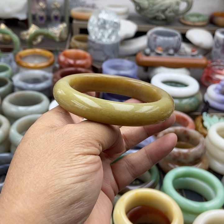 石英岩玉未镶嵌手镯抹茶