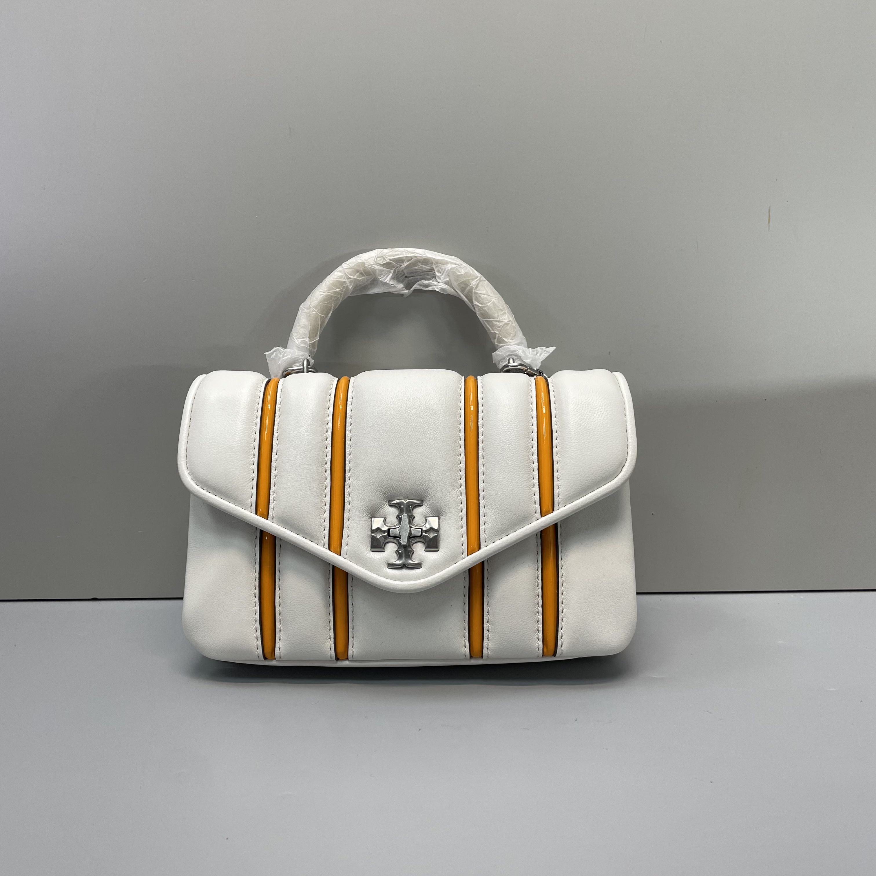 99新 TORY BURCH/汤丽柏琦 小林kira白色斜挎包21*14*4cmB010904