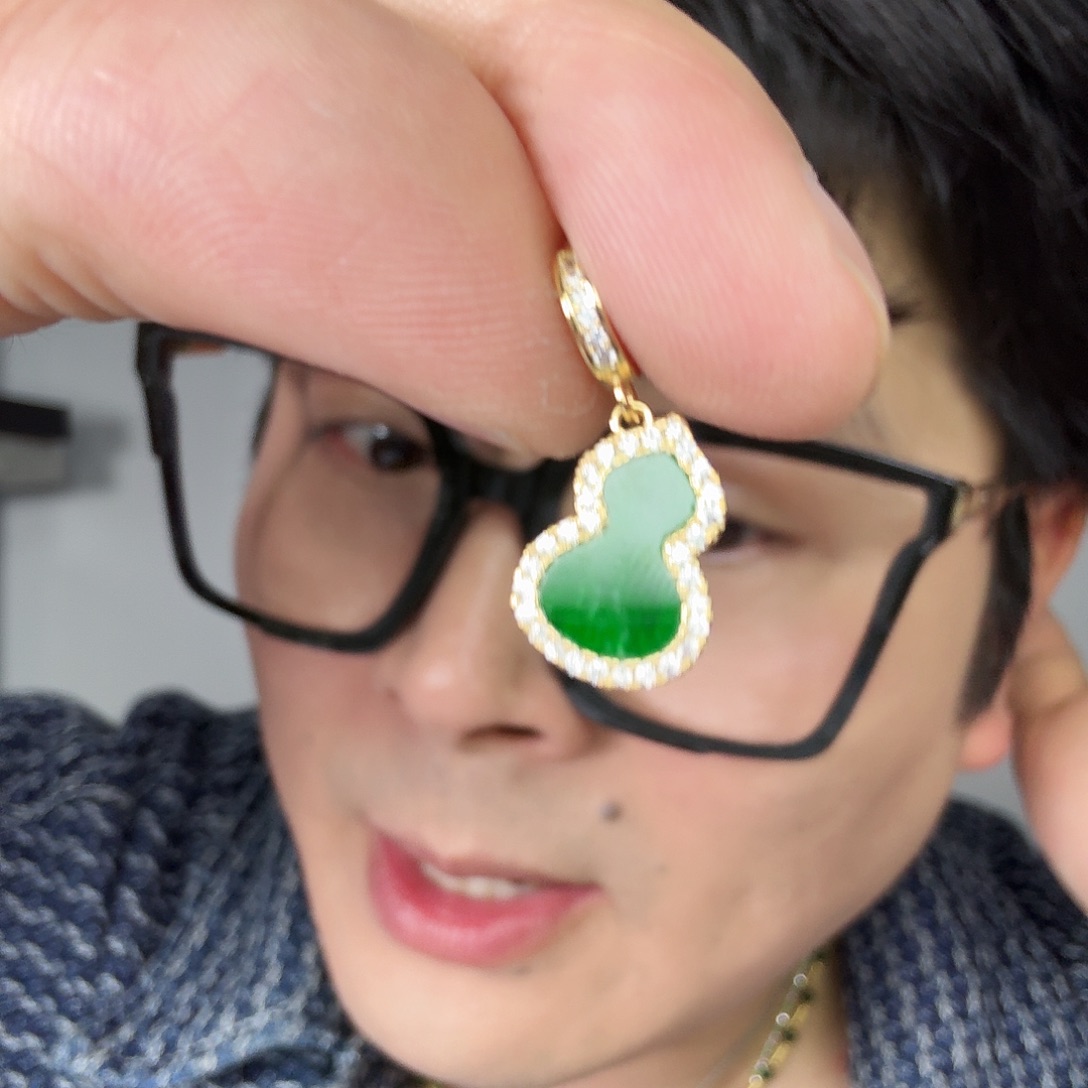 翡翠未镶嵌颈饰一件