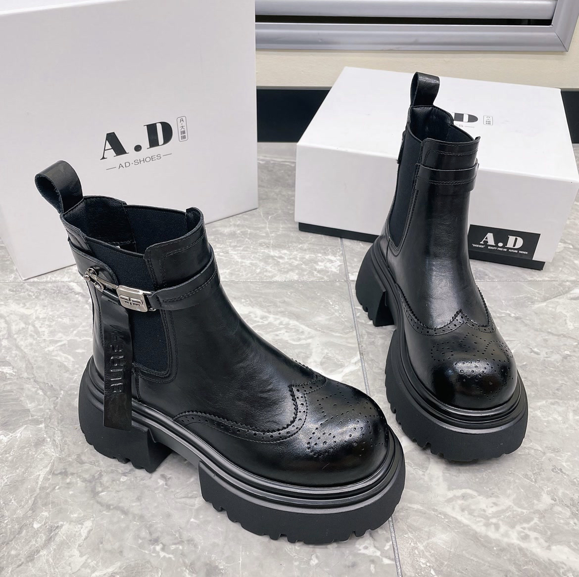 飘带英伦风洋气厚底显瘦烟筒靴新款雕花中筒马丁靴8001-7