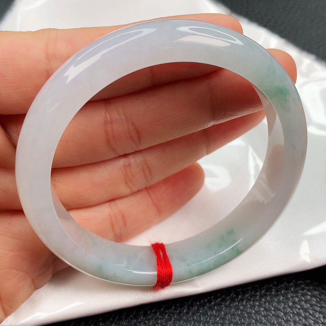 翡翠手镯未镶嵌…………..