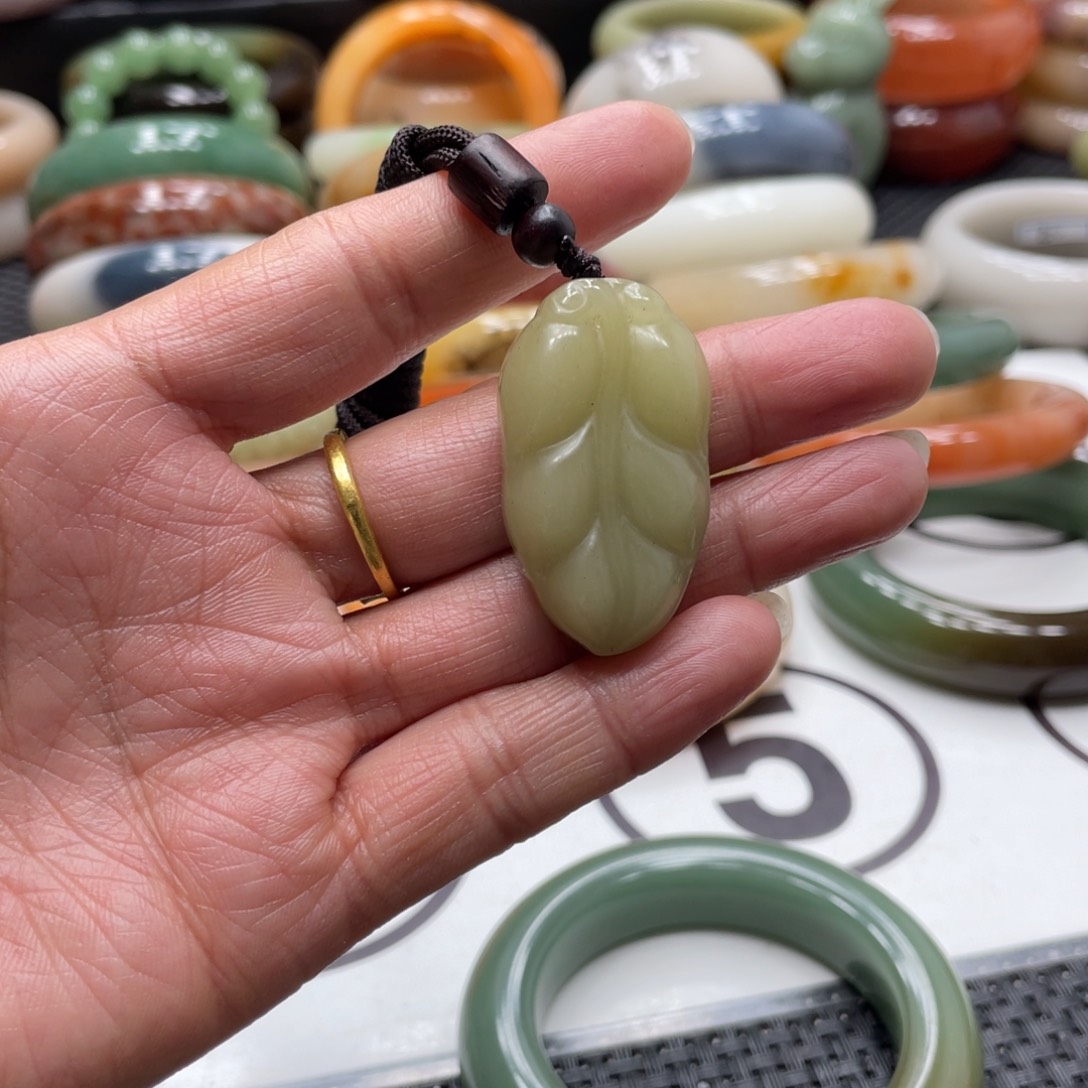 石英岩玉未镶嵌手镯