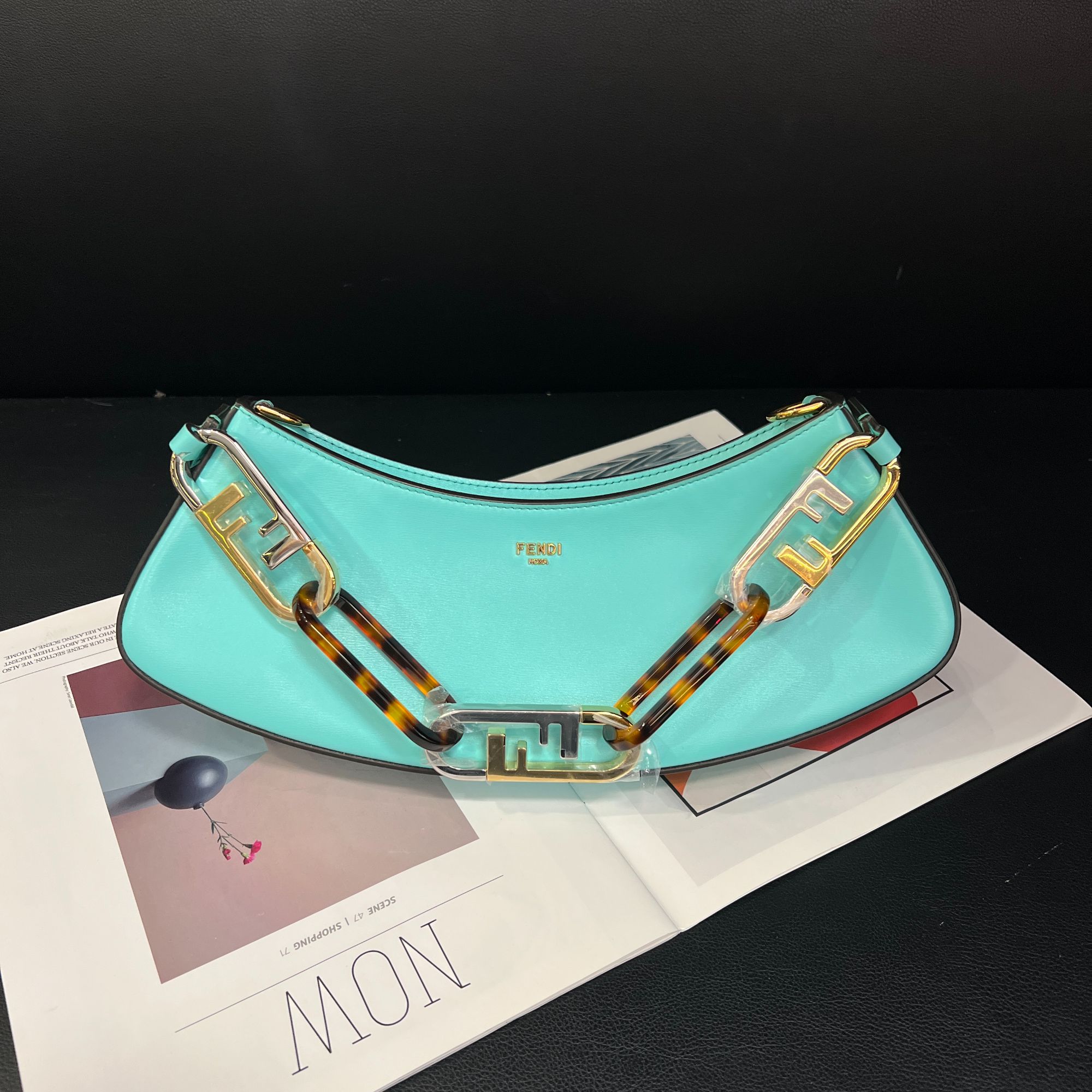 99新 FENDI/芬迪 专柜18500 薄荷绿O'Lock Swing系列单肩包B5865