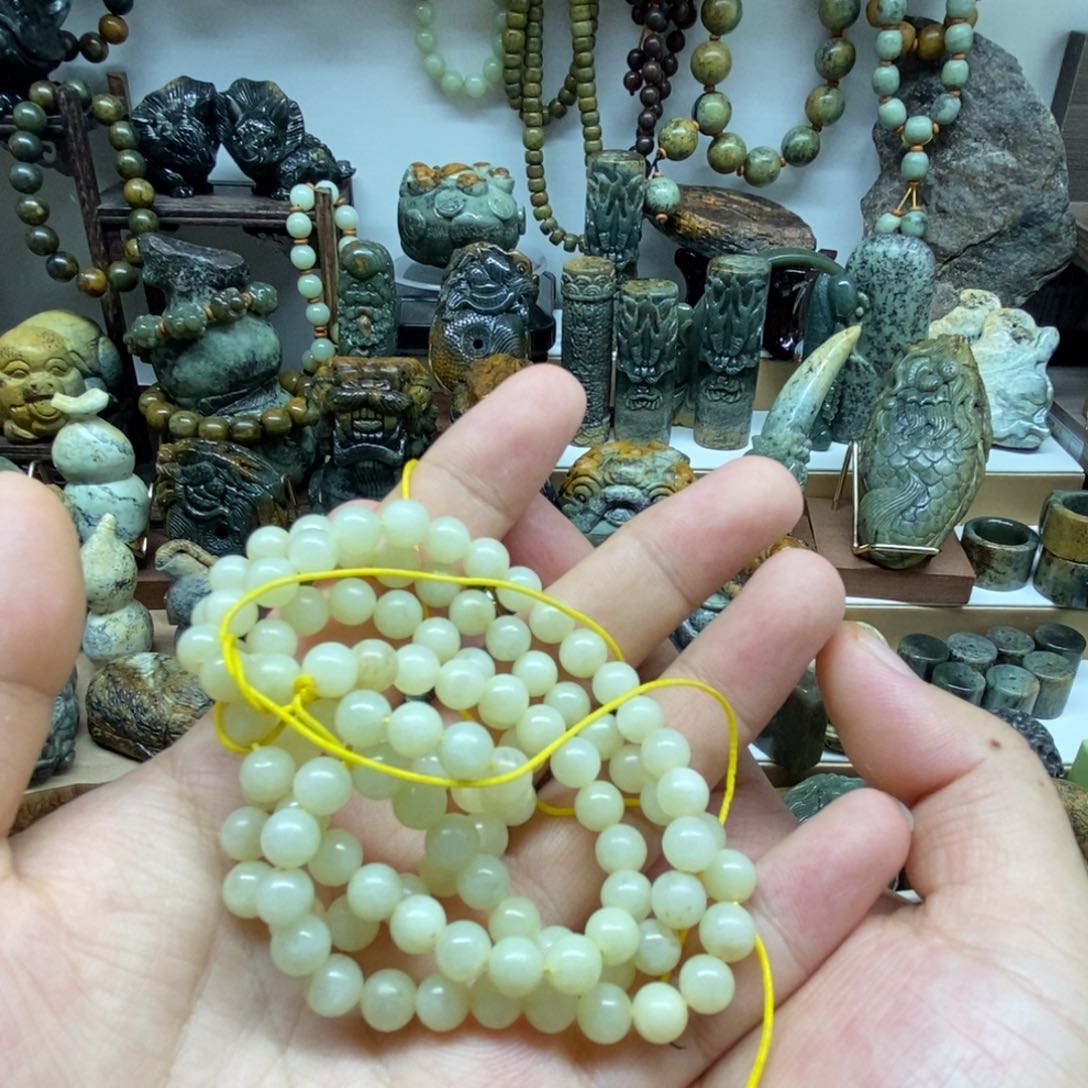 未镶嵌岫岩老玉（透闪石质玉）把件