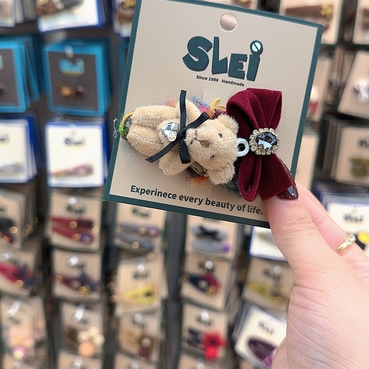 红色丝绒蝴蝶结小熊掰掰