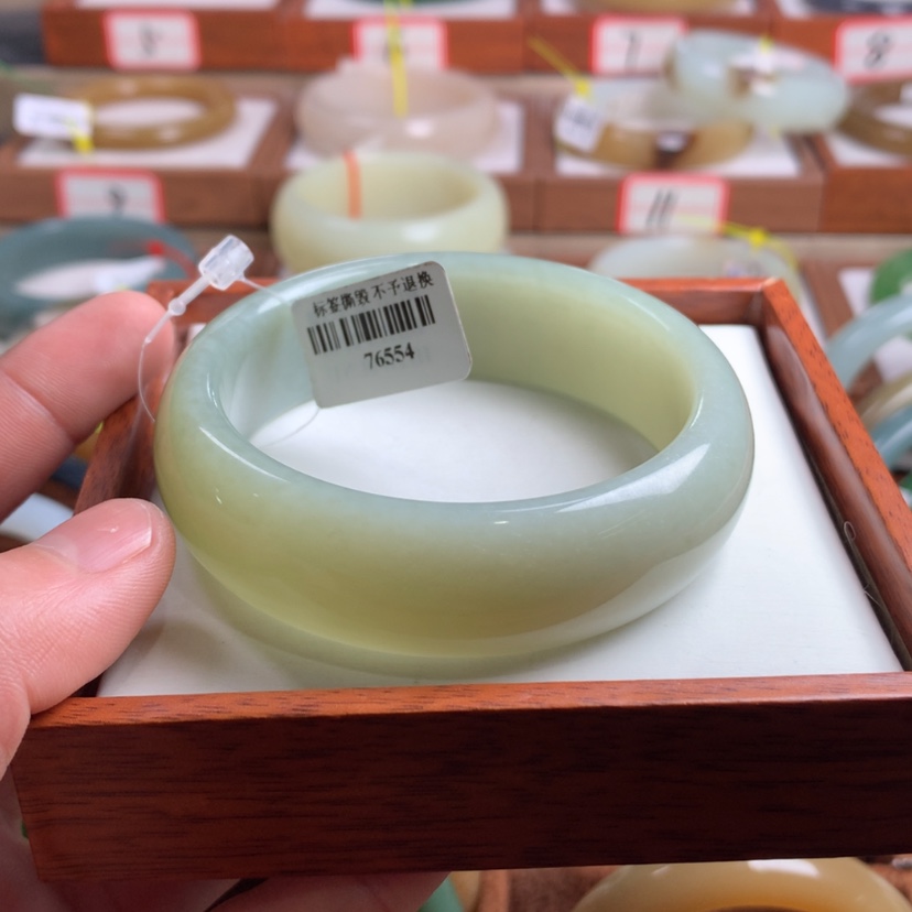 【闪购商品】和田玉手镯未镶嵌57