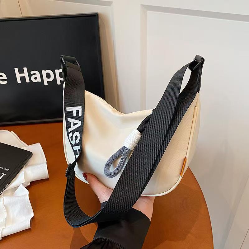 休闲尼龙布包包女2025新款秋季爆款斜挎饺子包百搭小众单肩通勤包