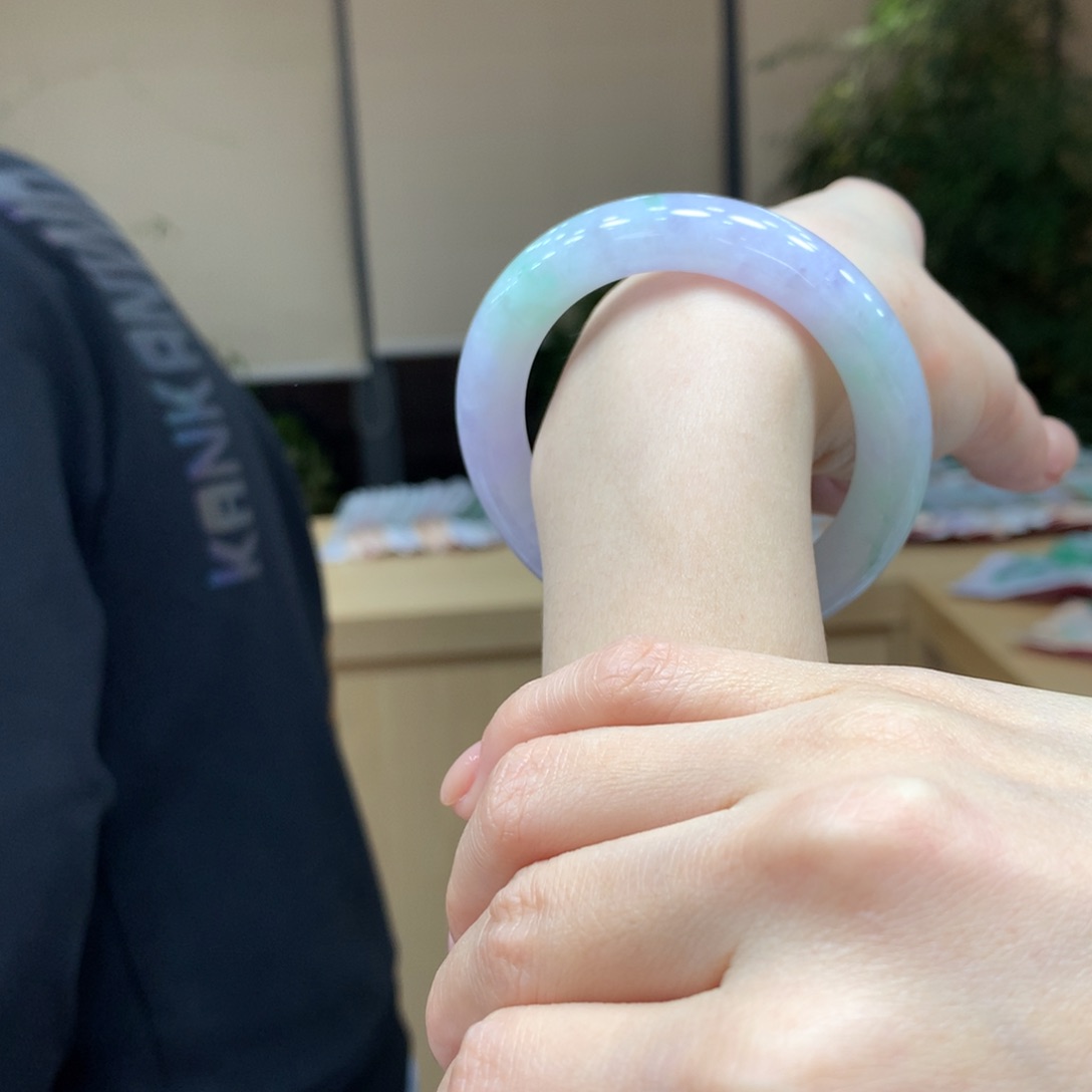 翡翠手镯未镶嵌不退不换