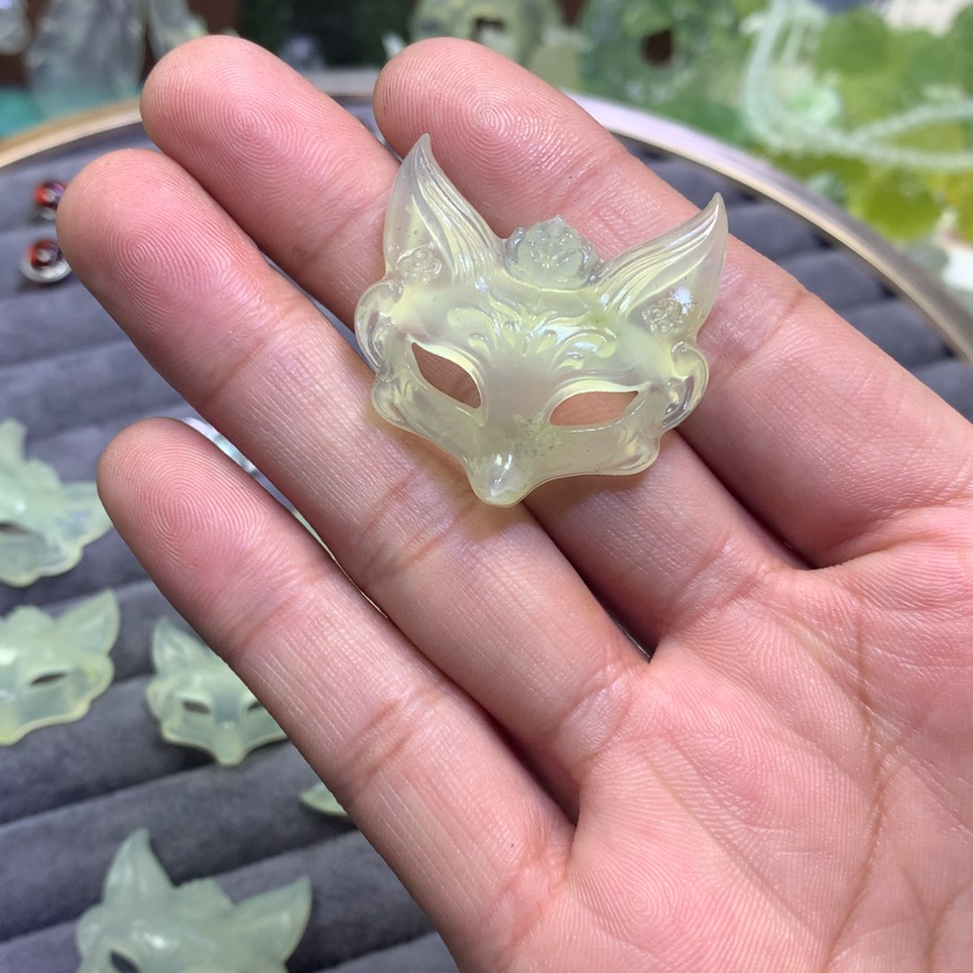 岫玉颈饰未镶嵌七**?狐狸面具